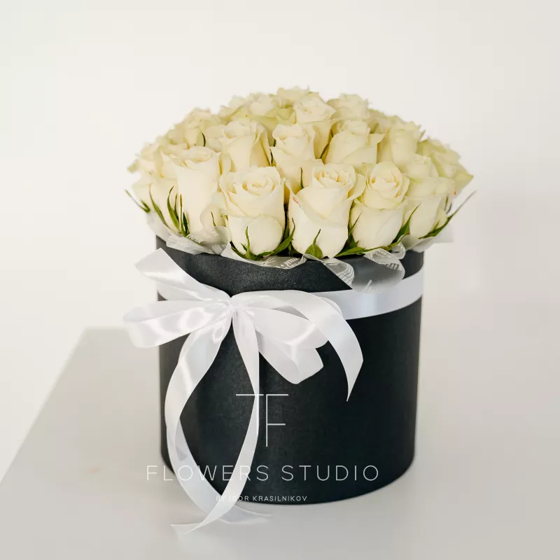 35 белых роз в коробке