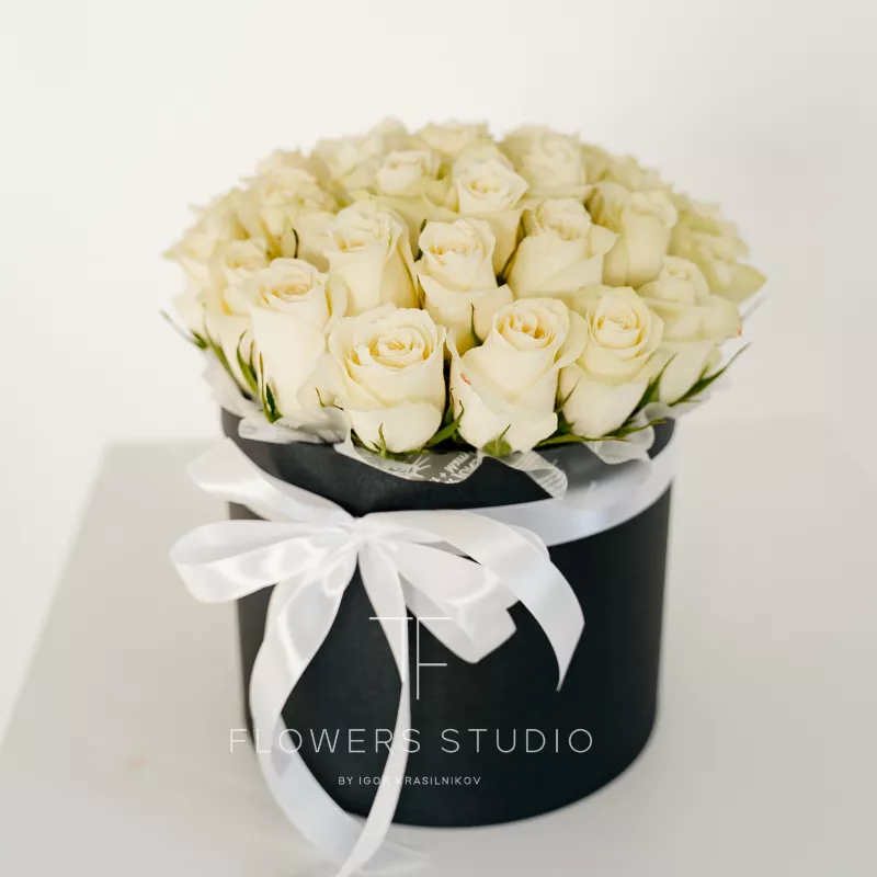35 белых роз в коробке 1