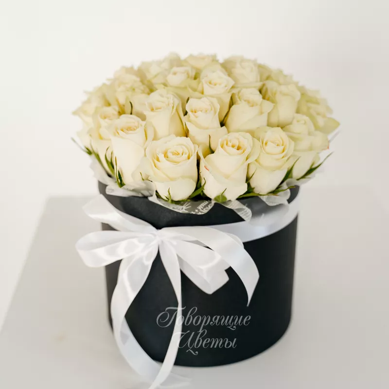 35 белых роз в коробке 1