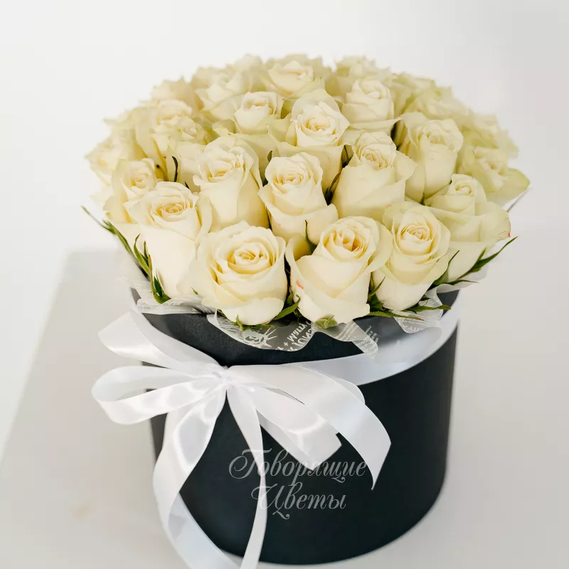 35 белых роз в коробке 3