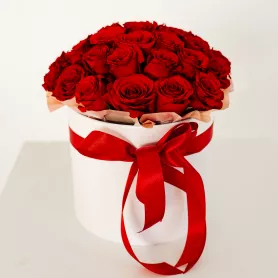 35 красных роз в коробке от интернет-магазина «Flowers Studio»