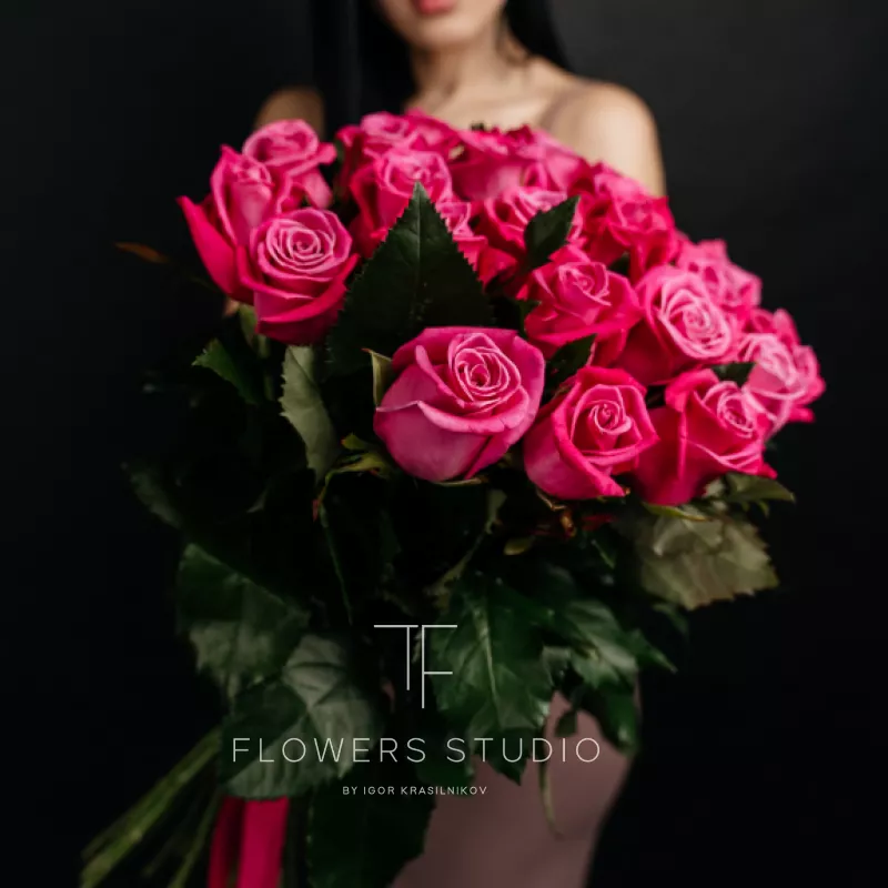 25 малиновых роз