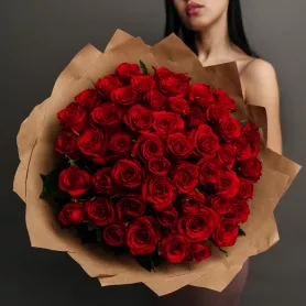 51 роза красная от интернет-магазина «Flowers Studio»