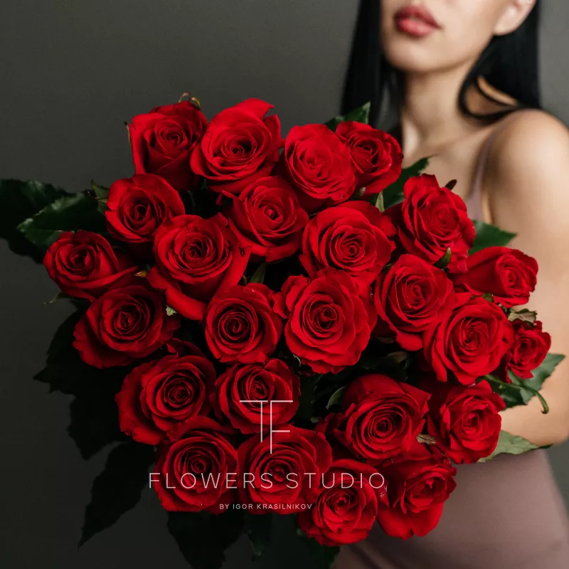 25 роз красных