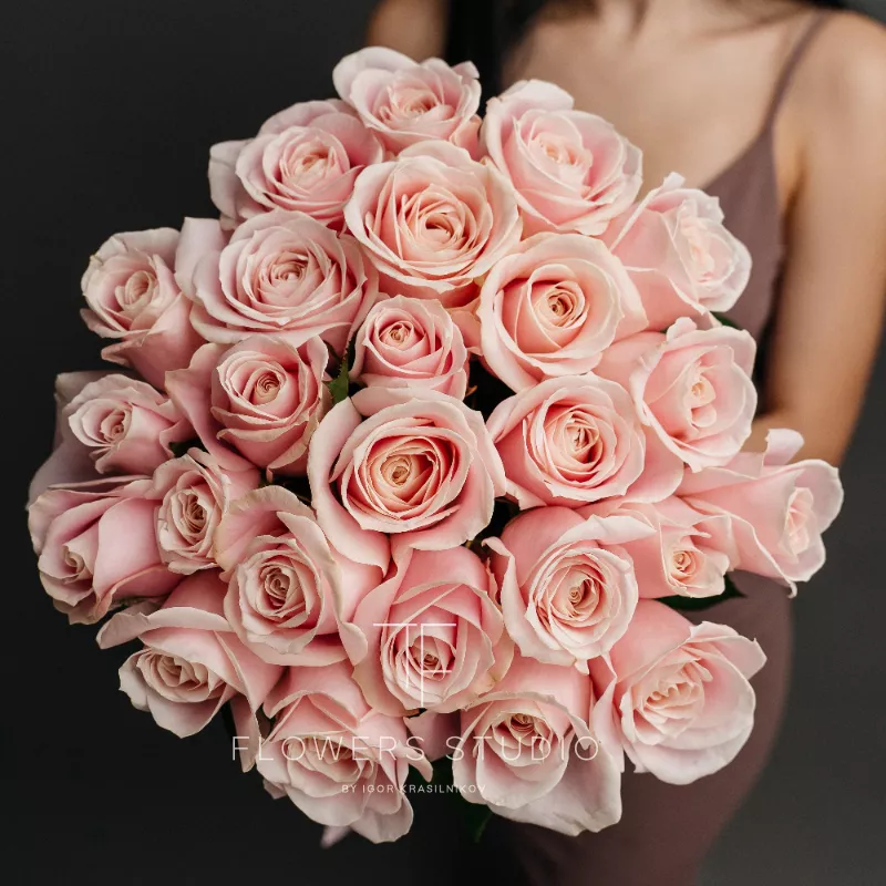 25 розовых роз