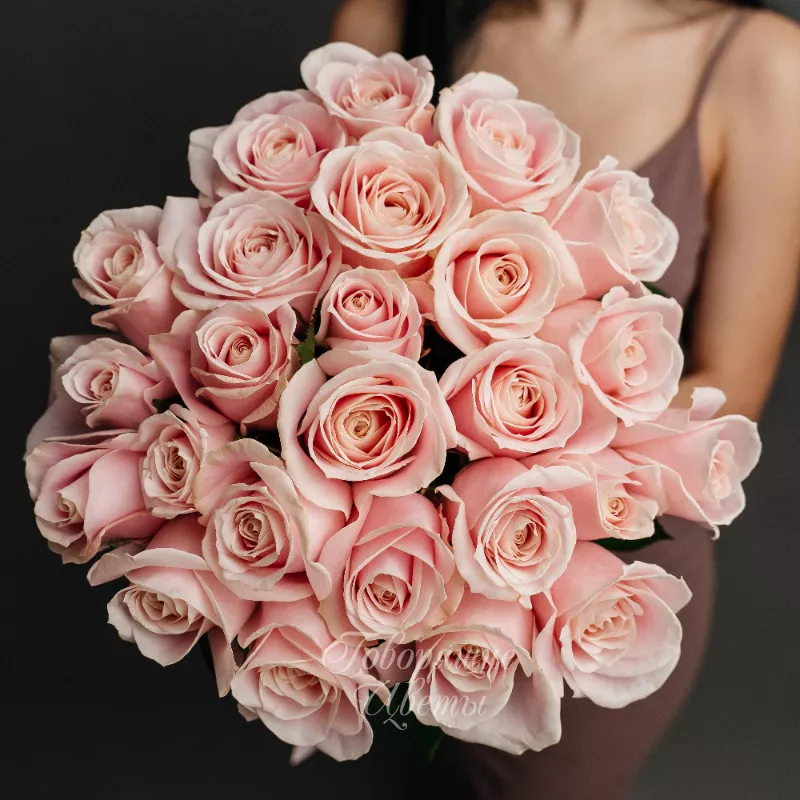 25 розовых роз