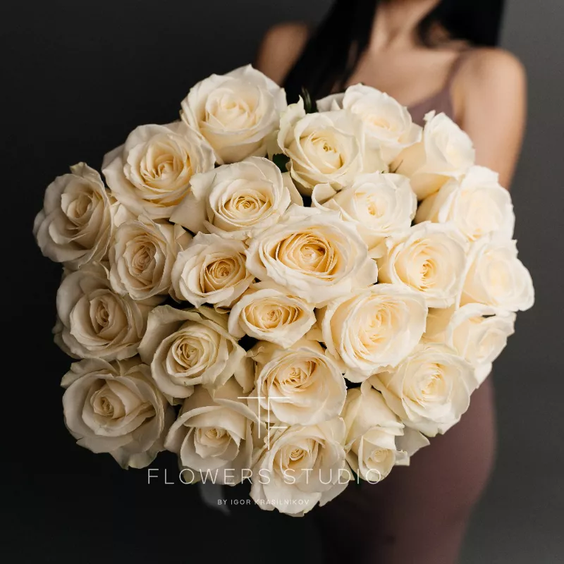 25 белых роз