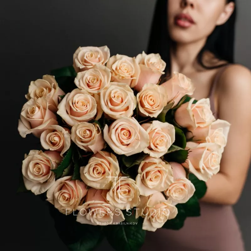 25 персиковых роз