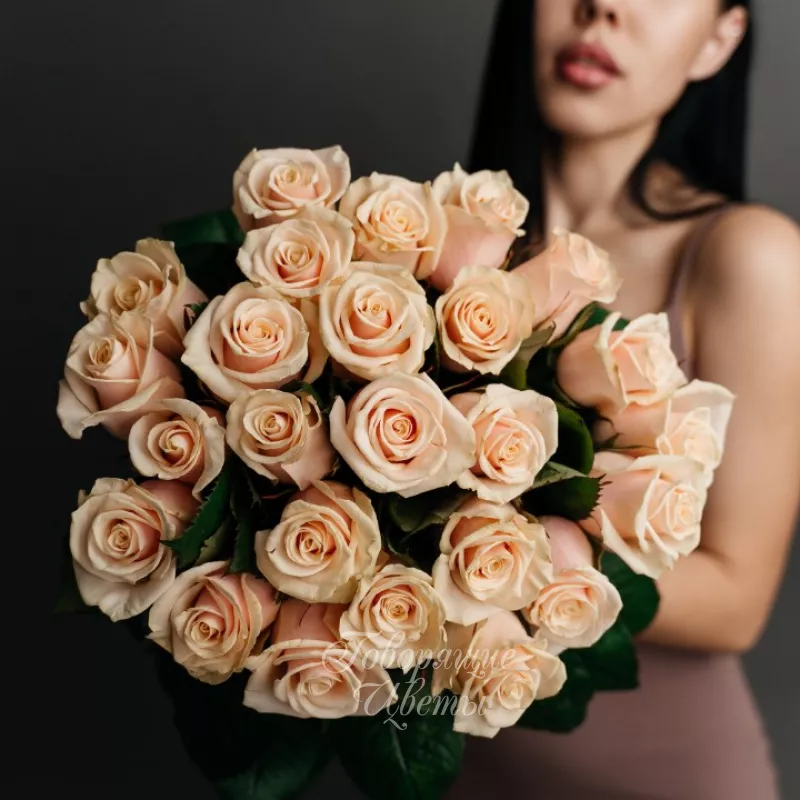 25 персиковых роз