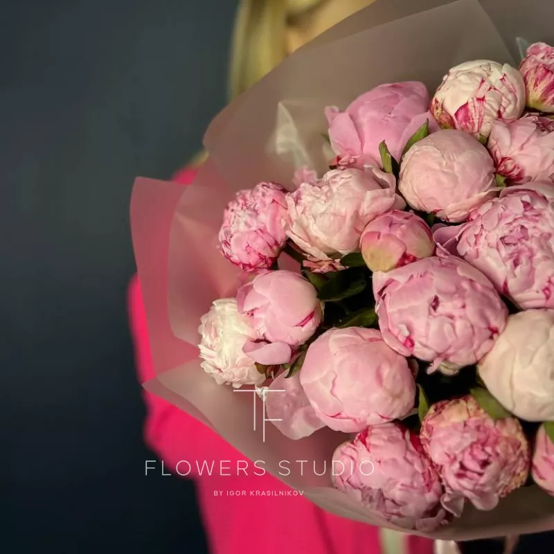 25 нежно-розовых пионов 1