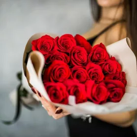 15 красных роз (премиум сорт) от интернет-магазина «Flowers Studio»