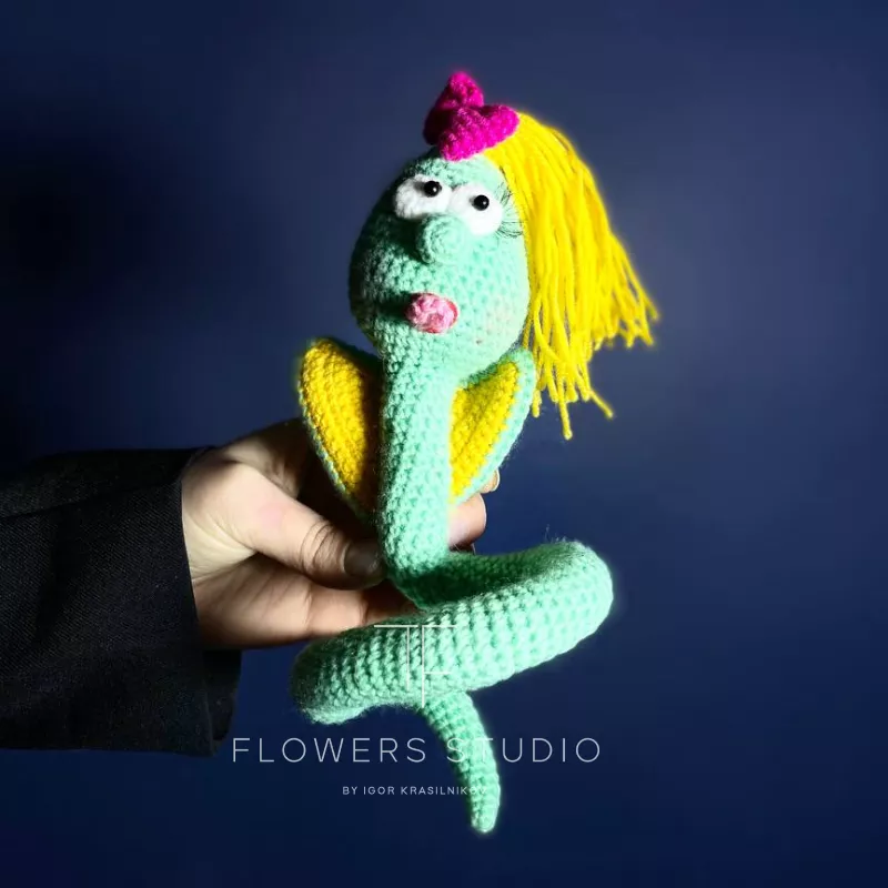 Змея девочка