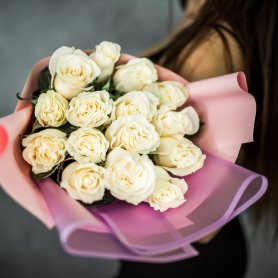 15 белых роз (премиум сорт) от интернет-магазина «Flowers Studio» в Чебоксарах