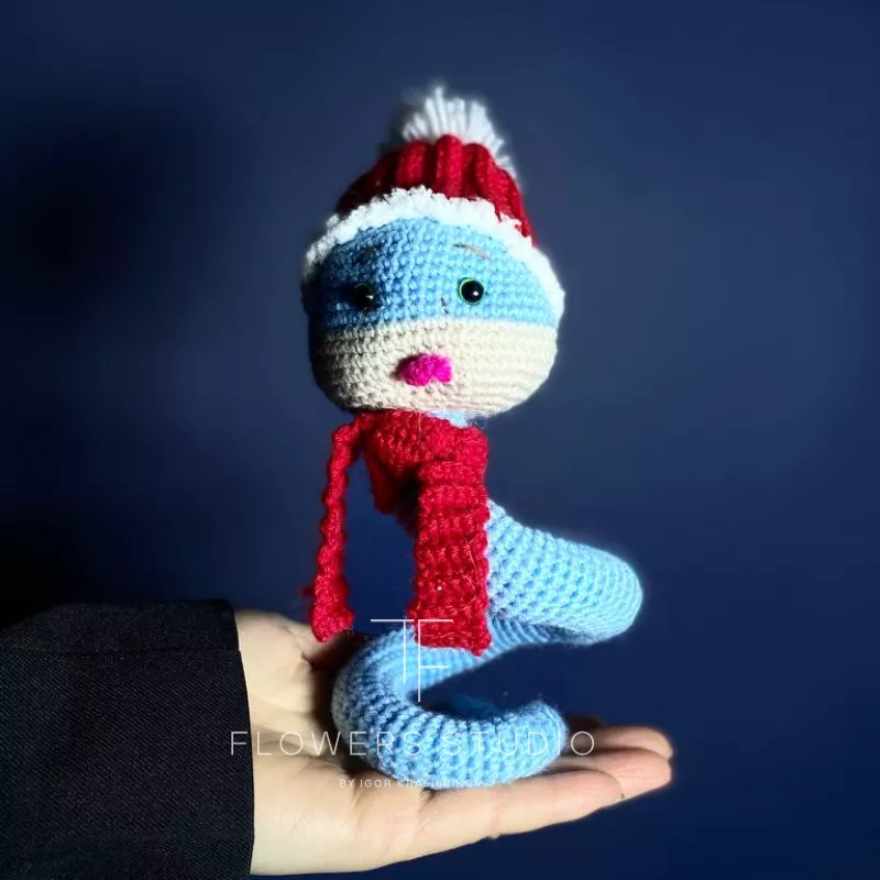 Змейка в шапочке