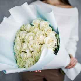 21 белая роза (премиум сорт) от интернет-магазина «Flowers Studio» в Чебоксарах
