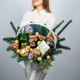 Подарочная корзина №2 от интернет-магазина «Flowers Studio»