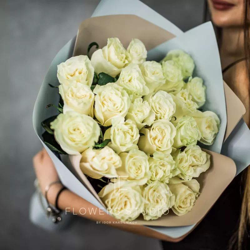 25 белых роз (премиум сорт)