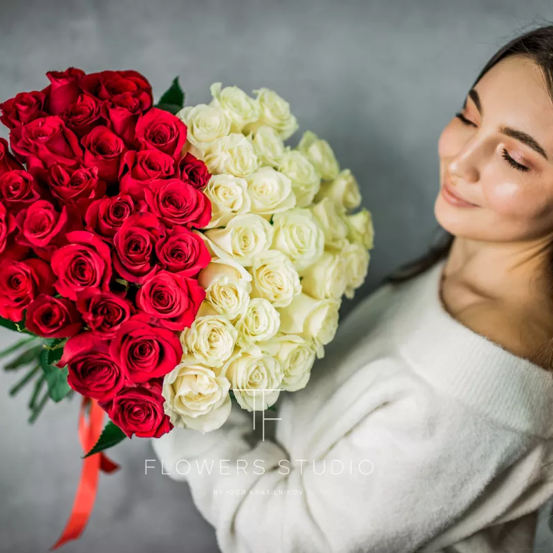 Сердце из 51 розы