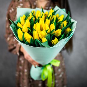 35 желтых тюльпанов от интернет-магазина «Flowers Studio» в Чебоксарах