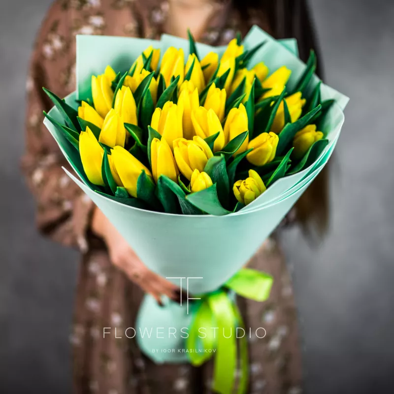 35 желтых тюльпанов