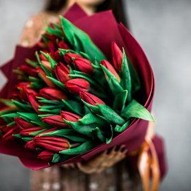 35 красных тюльпанов от интернет-магазина «Flowers Studio» в Чебоксарах