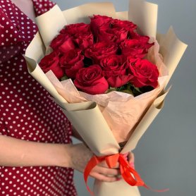 15 красных роз Кения от интернет-магазина «Flowers Studio» в Чебоксарах