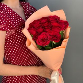 11 красных роз Кения от интернет-магазина «Flowers Studio» в Чебоксарах
