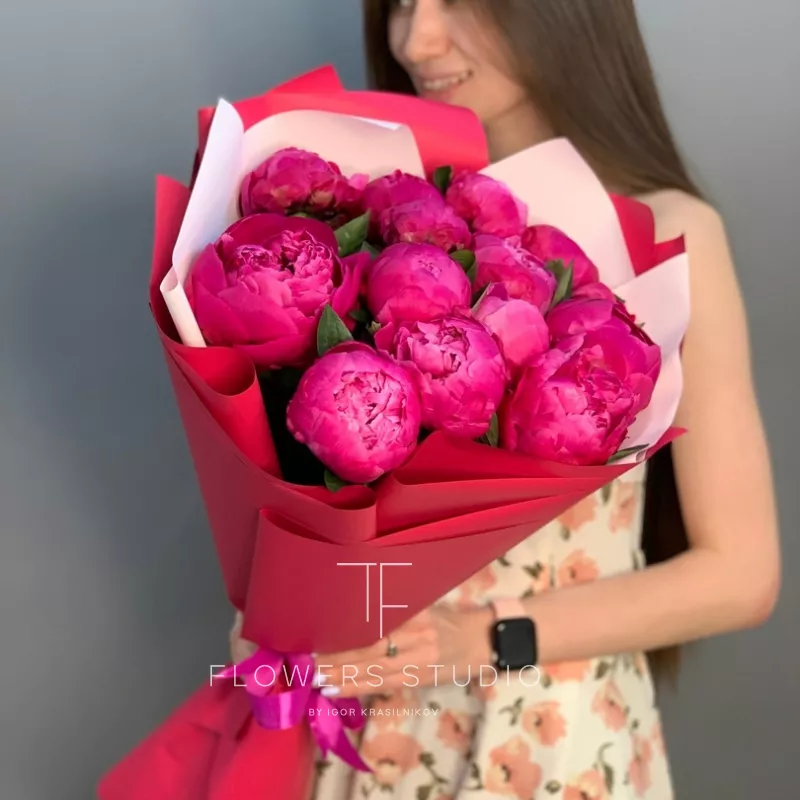 15 пионов фуксия