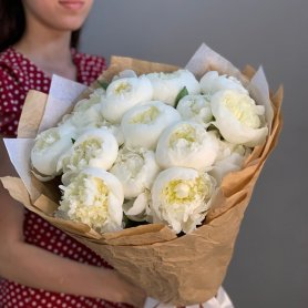 15 белых пионов от интернет-магазина «Flowers Studio» в Чебоксарах