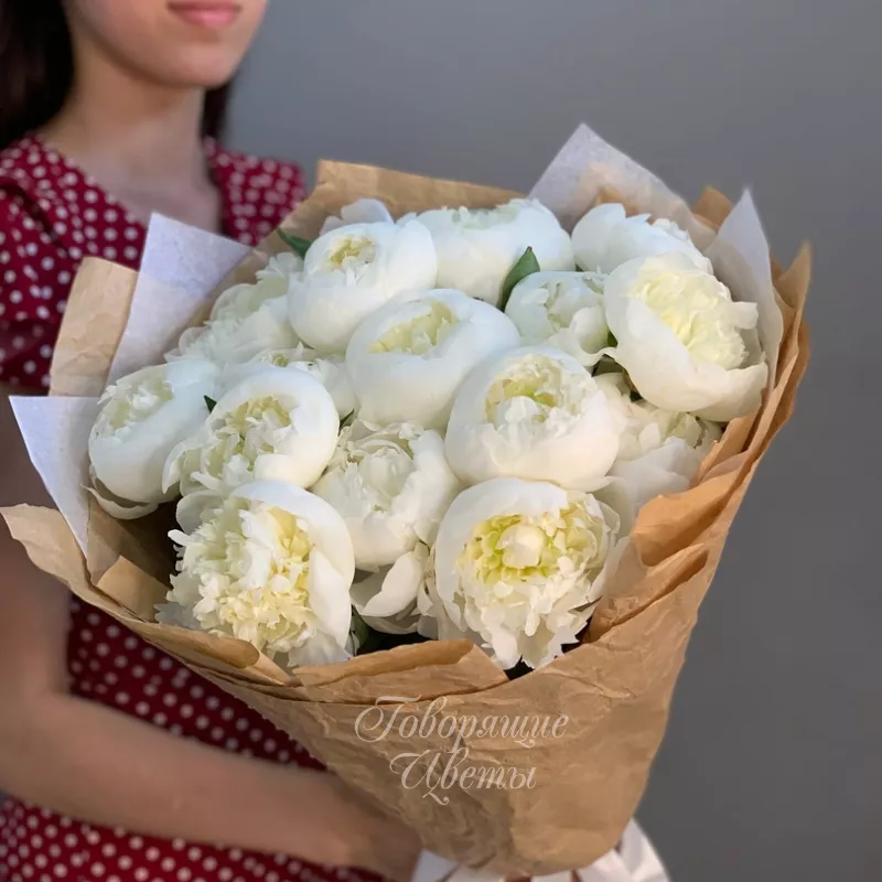 15 белых пионов