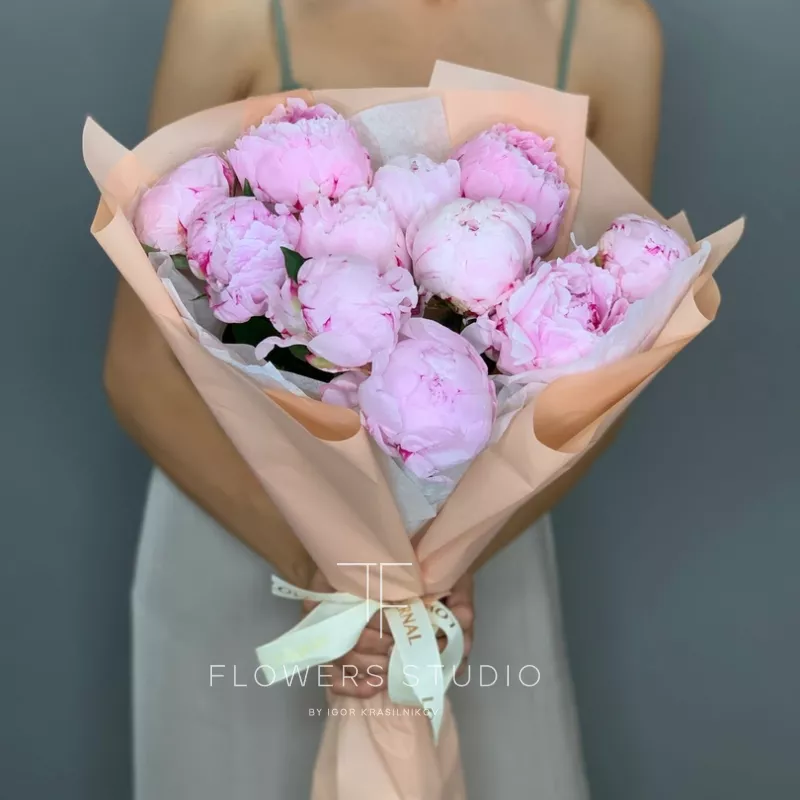 11 нежно-розовых пионов