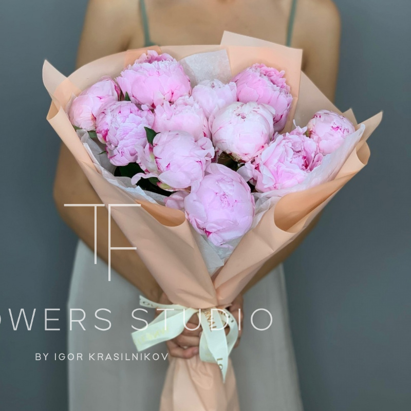 11 нежно-розовых пионов