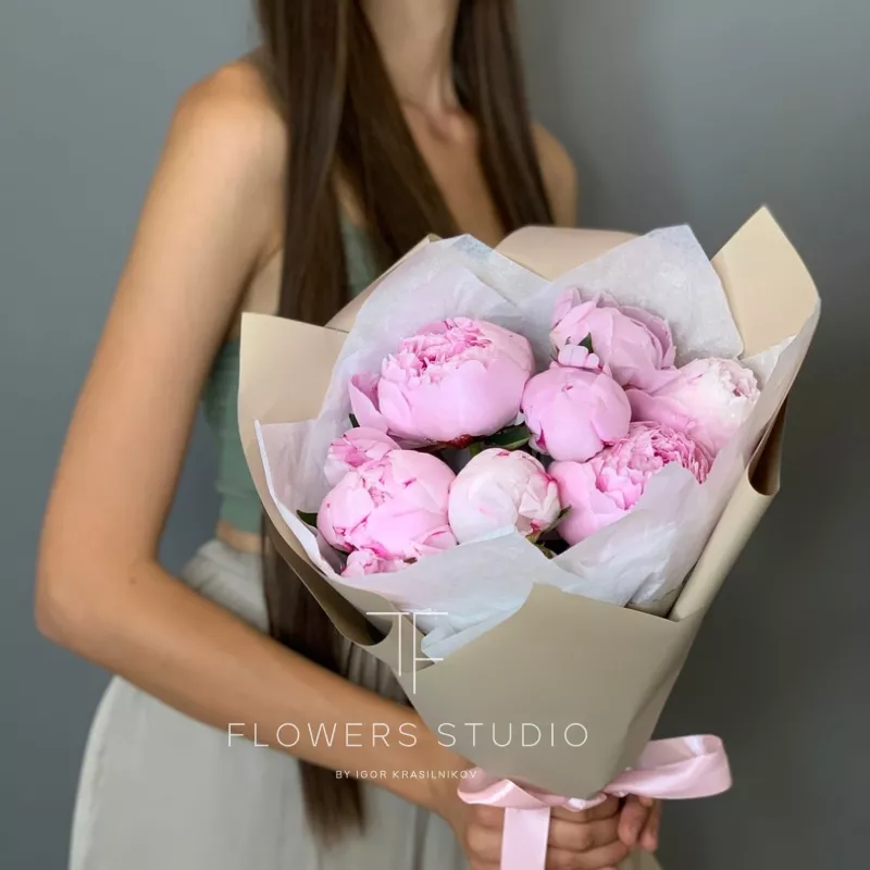7 нежно-розовых пионов