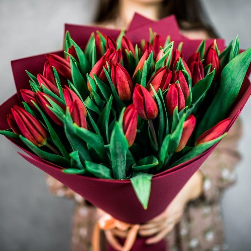35 красных тюльпанов  от интернет-магазина «Flowers Studio»
