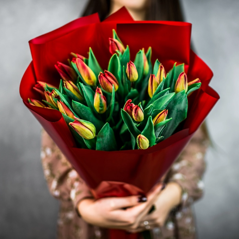 25 красных тюльпанов  от интернет-магазина «Flowers Studio»
