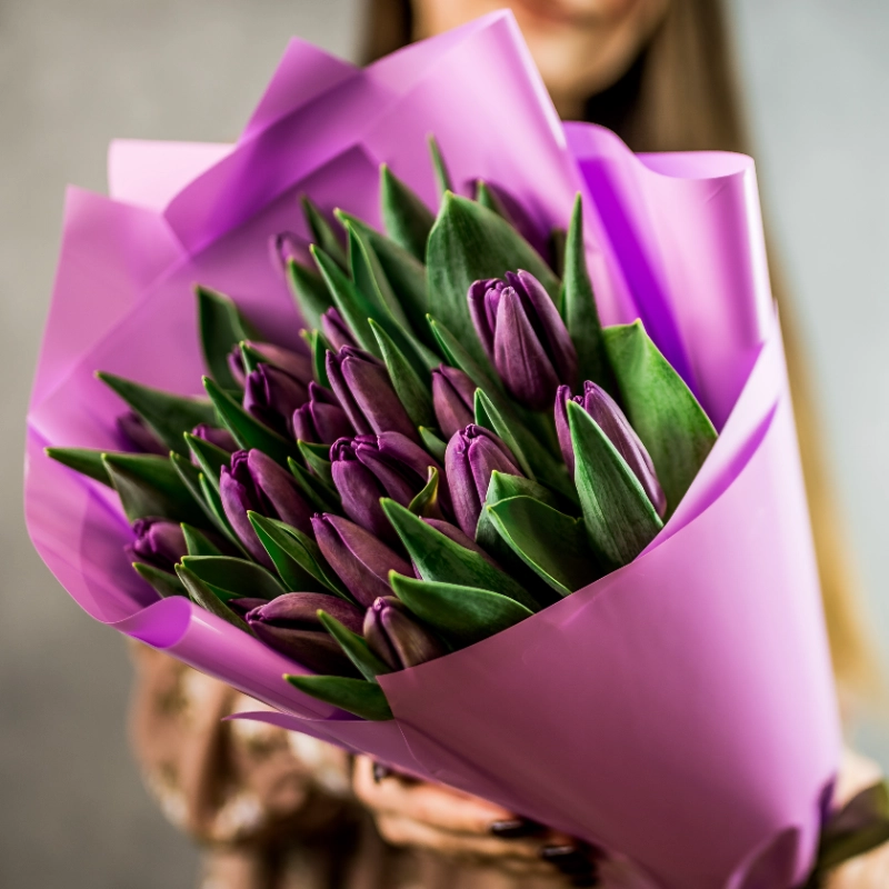 25 фиолетовых тюльпанов от интернет-магазина «Flowers Studio»